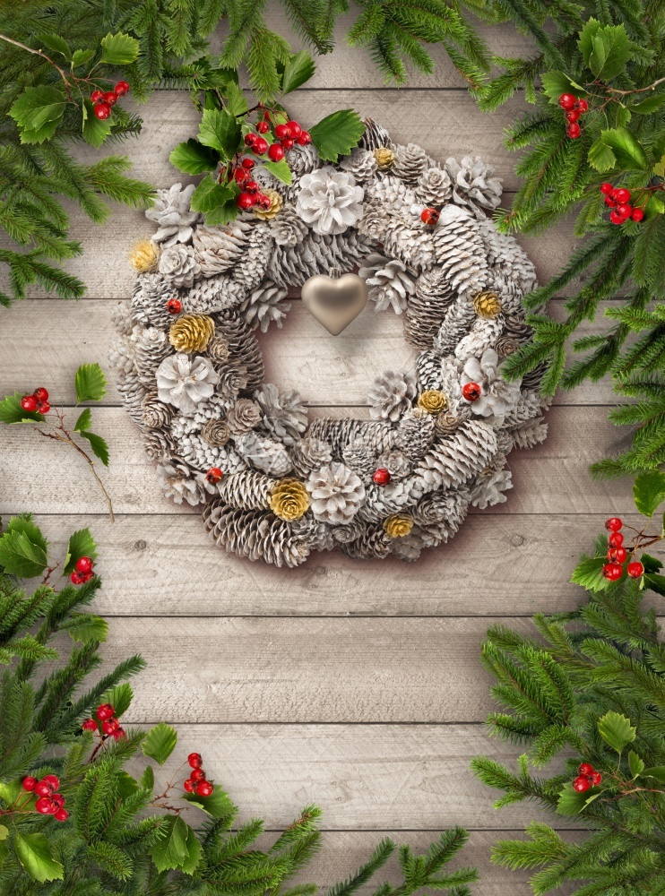 老的绿色圣诞树枝红色哈awhorn浆果和白色花圈在灰木头垂直板后门背地上冷杉空白的图片