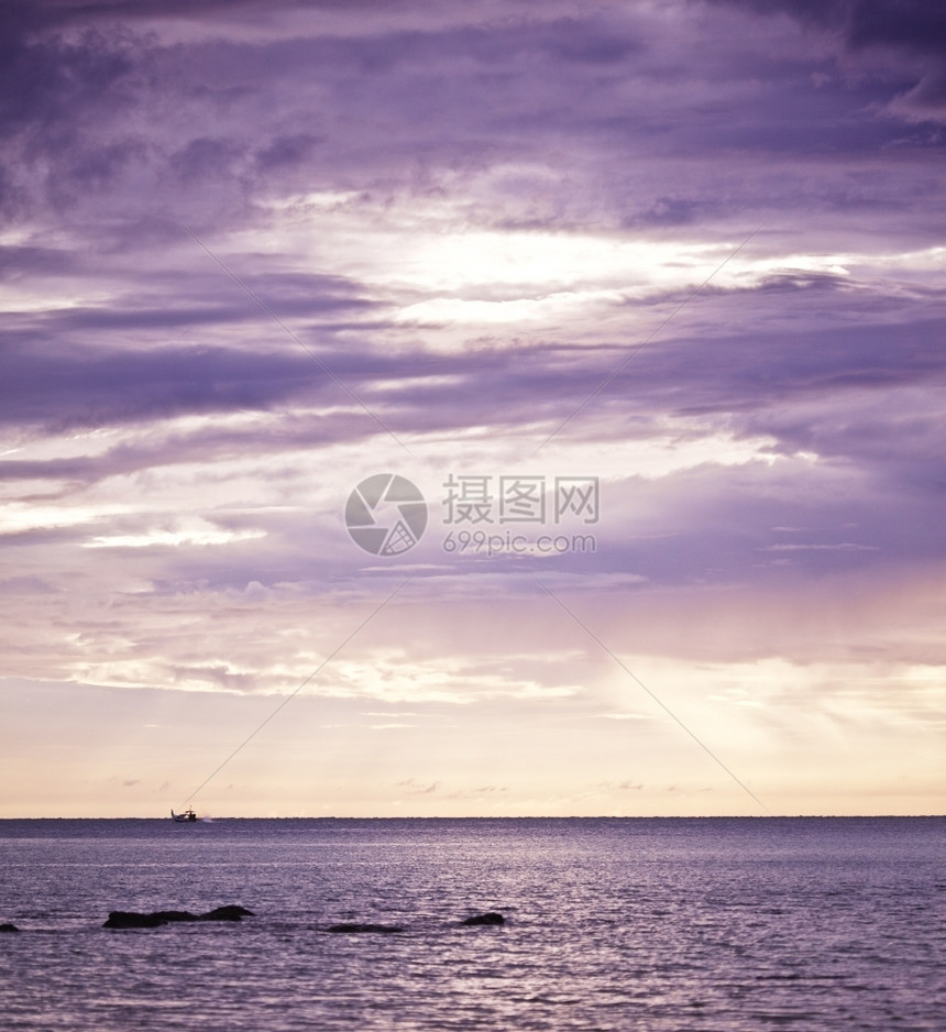 戏剧海湾宁静的面上美丽日落云图片