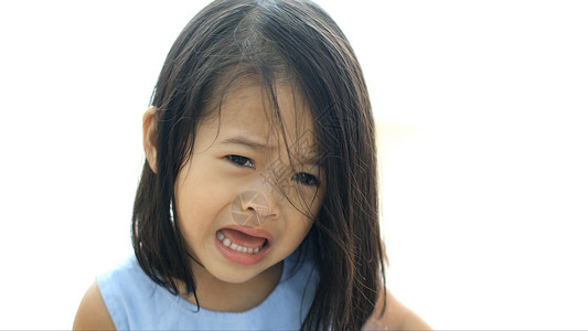 房子里哭泣的小亚洲女孩肖像在室内屋家图片