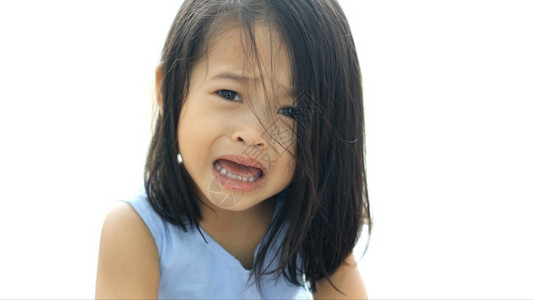 美丽痛身体房子里哭泣的小亚洲女孩肖像图片