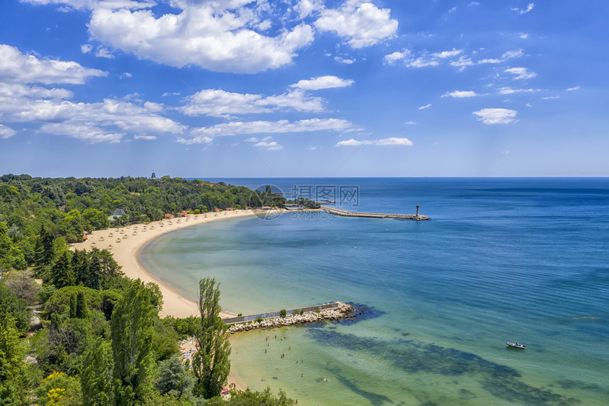 天线一种从保加利亚瓦尔纳海岸向Euxinograd海湾的美丽空中观察夏天图片