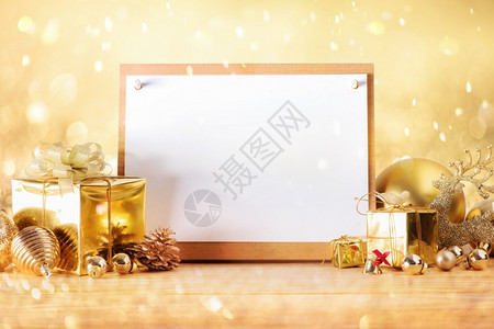 假期黄色的天圣诞节和新年快乐概念配有金色其他装饰品图片