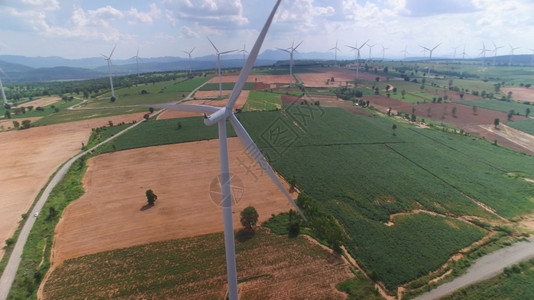 航拍农田里的发电风车图片