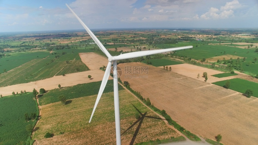 航拍农田里的风力发电机图片