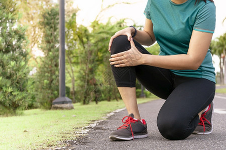 健身女运动员在膝上感到疼痛户外锻炼活动概念肌肉联合的膝盖图片