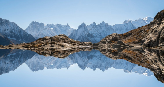 雄伟踪迹公园山峰反映在查莫尼克斯阿尔卑山脉的水中图片