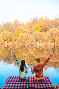 爱白日梦女孩快乐的情侣在湖边美丽的家庭享受秋天在湖边的冬温暖日图片
