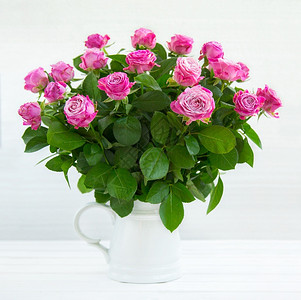 美丽的粉红玫瑰花在白色木头背景的上美丽粉红玫瑰花生日瓶人们图片
