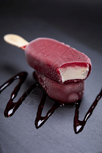 红色的水果冰淇淋棒看起来新鲜可以吃黑色背景的食物甜对待图片