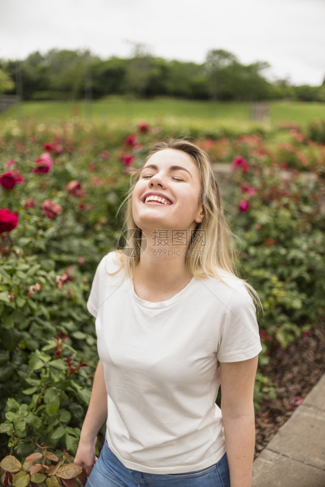 白色的复制快乐女子站立花园环境的图片