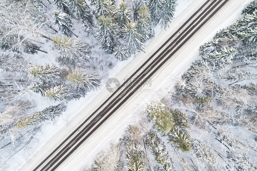 多于冬季森林中空雪覆盖道路的中观察高最佳图片