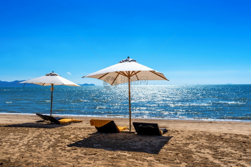 岛热带海滩上的椅子和雨伞宁静海岸图片