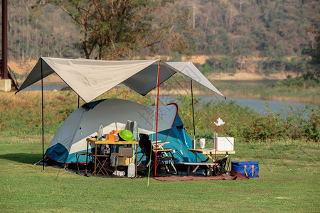 河边野营帐篷图片