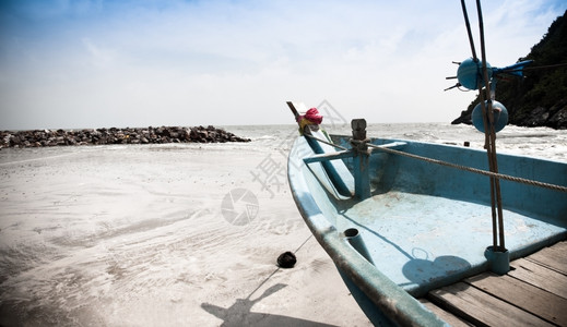 复古的漂移泰国海滩上的老长尾船龙美丽的图片