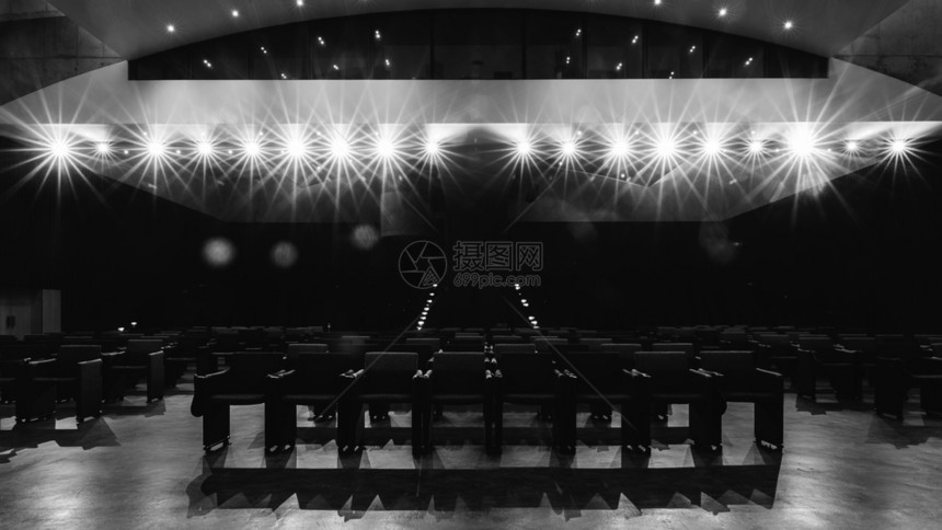 场景在表演前普通剧院的空位上看到座强烈故意用照明光耀斑聚灯和单色观对空众席位进行注意从蓄聚光灯到单色一大厅罗滕贝格图片
