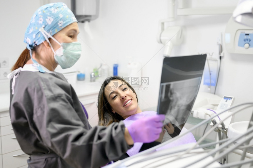 给病人看x光片的牙医图片