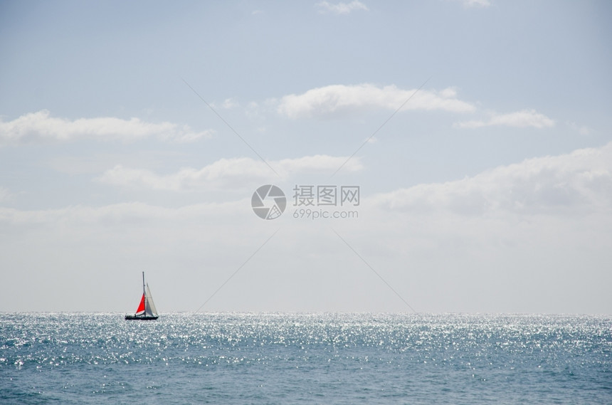 船金丝雀在西班牙加那利群岛大海岸边漂浮的水域上独自游艇浪漫的图片