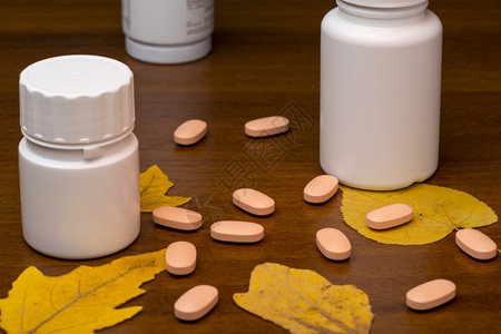 药剂师圆圈处方橘子药丸和木底本药瓶橘子丸和含秋叶的木底药瓶图片