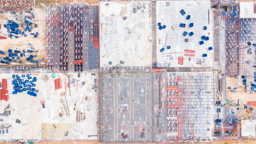 水泥劳动定位新工厂建筑的空中顶端视图建筑工地与业等同结构机械大楼一起建造新工厂筑图片