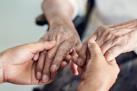 亲手帮助老人家庭护理母女心健康与老人护念病孤独祖父母背景图片