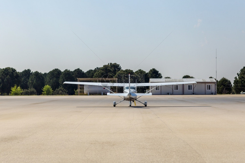 离开在安塔利亚的小型机场为跑道搭乘小飞机滑行讲师控制图片