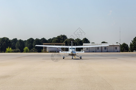 离开在安塔利亚的小型机场为跑道搭乘小飞机滑行讲师控制图片