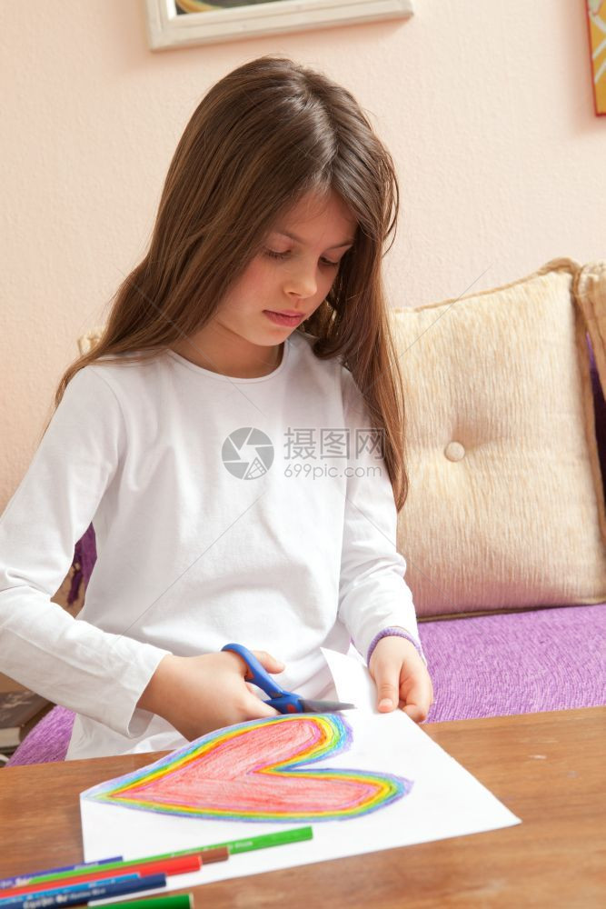 小女孩正在为母亲日或父情人节的生画红彩心以纪念母亲日或父情人节丰富多彩的女儿草图图片
