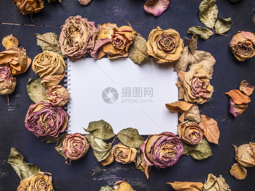 抽象的一种花束纸板周围布满花朵的枯玫瑰带文字区域的干红玫瑰木制生锈背景最接近的顶端视图古老风格图片