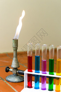 学校化实验室中带有彩色测试管的火焰燃煤气烧器化学品安全图片