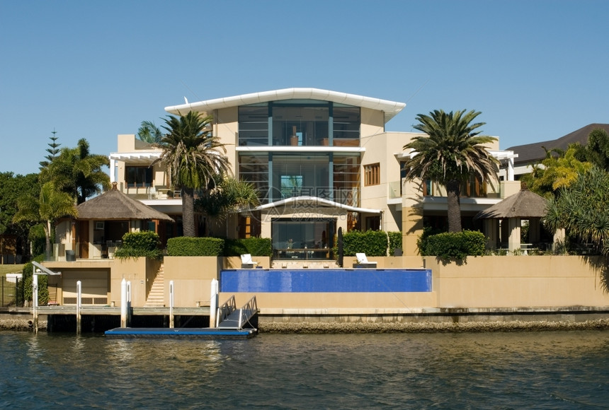 澳大利亚昆士兰Surfers天堂一条水道上的豪华住宅窗户当代的富丽堂皇图片