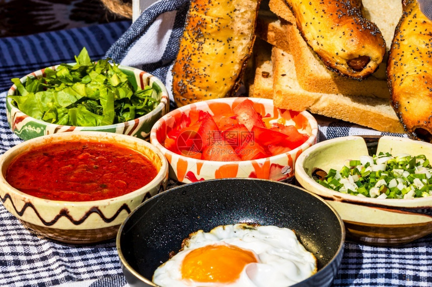 可口各种沙拉成分番茄酱美味的炒鸡蛋和生蔬菜用于健康早餐素食主义者农业图片