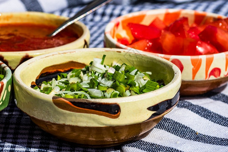 为了各种沙拉成分番茄酱美味的炒鸡蛋和生蔬菜用于健康早餐食物盘子图片