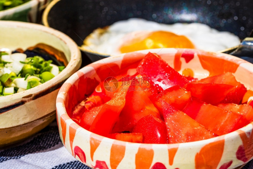 营养木制的混合各种沙拉成分番茄酱美味的炒鸡蛋和生蔬菜用于健康早餐图片