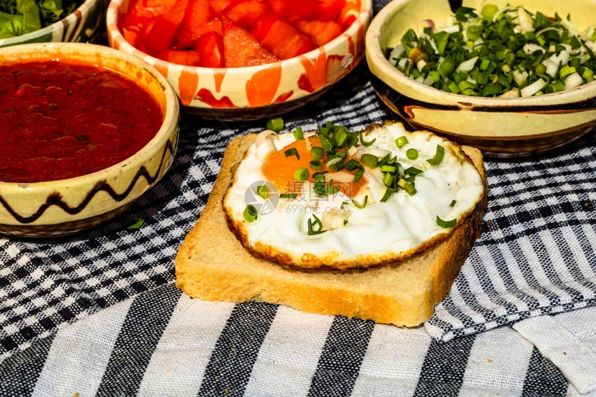 素食主义者各种沙拉成分番茄酱美味的炒鸡蛋和生蔬菜用于健康早餐开胃菜烹饪图片