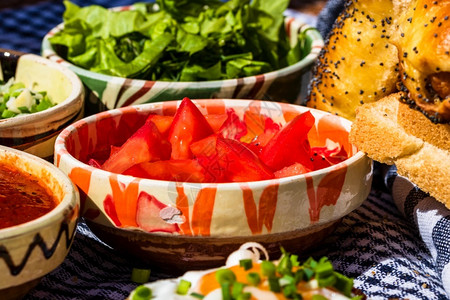各种沙拉成分番茄酱美味的炒鸡蛋和生蔬菜用于健康早餐烹饪油炸胡椒图片
