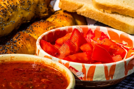 配料新鲜早晨各种沙拉成分番茄酱美味的炒鸡蛋和生蔬菜用于健康早餐图片
