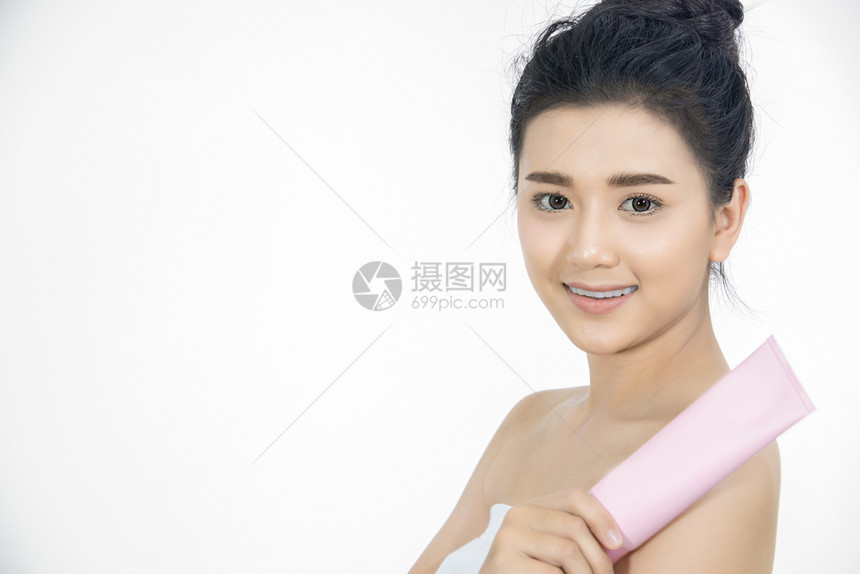一种服用位使皮肤护理产品润湿剂或滑的美丽女亚洲人在手中照料她的干乳油奶模型图片