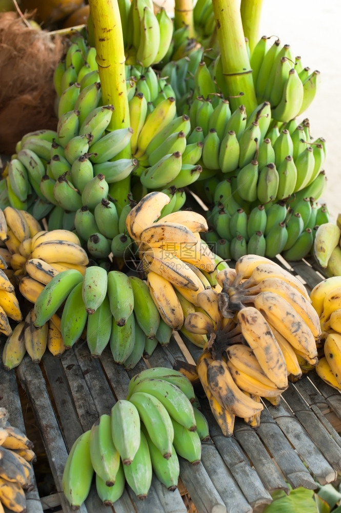 食物有机香蕉在户外亚述市场销售的有机香蕉素食主义者目的图片