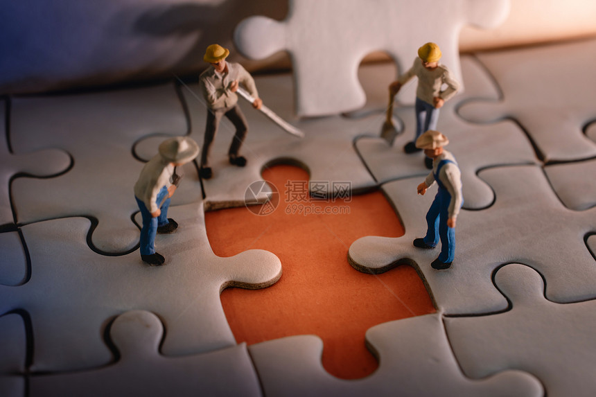 联系微型工人男子团队合作和解决问题概念组在工作过程中发现有问题这是Jigsaw之谜的一块小拼图团体某物图片