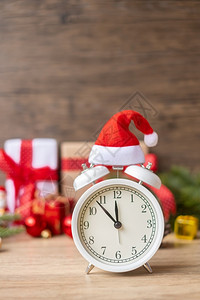 手表圣诞快乐风闹钟和木桌派对假日和拳击概念上的Xma装饰数字圣诞老人图片