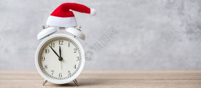 圣诞快乐风闹钟和木桌派对假日和拳击概念上的Xma装饰前夕白色的向图片