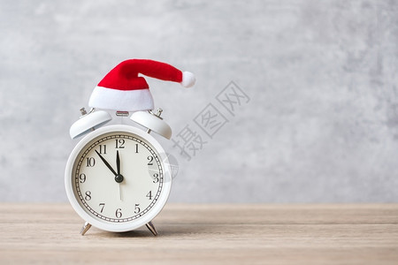 白色的桌子数字圣诞快乐风闹钟和木桌派对假日和拳击概念上的Xma装饰图片