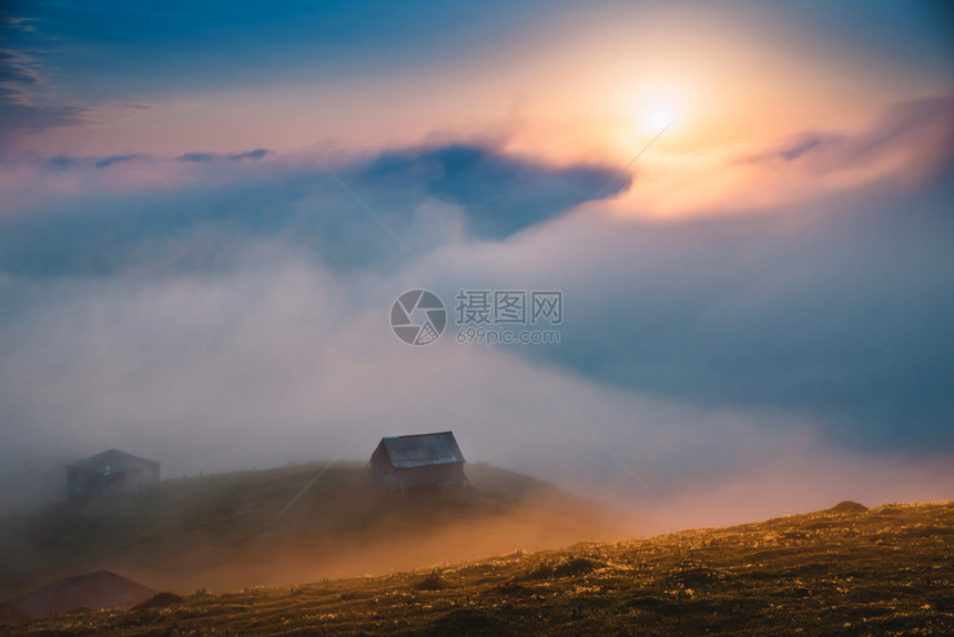 蒙公园来自格鲁吉亚古里Gomi山的地貌景观上空惊人的日落和云层戈米斯塔图片