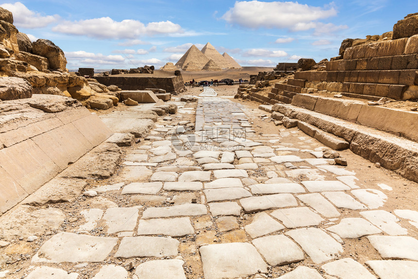 吉萨寺的废墟和通往埃及大金字塔Giza寺的废墟和通往埃及大金字塔的道路夏天丰富多彩的旅行图片