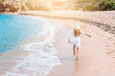 天猫跑步节冒险白色的海岸小女孩在热带海滩的浅水里跑来去在海边小可爱的姑娘在狂喜节度假的时候背景