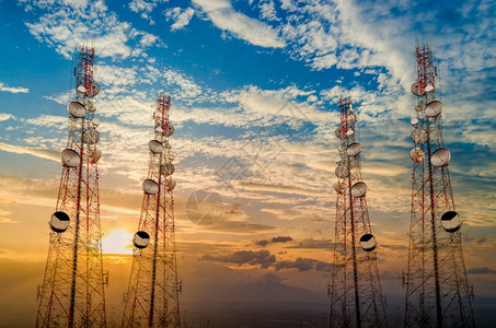沟通传送5G晨空天边的电信塔线接触图片