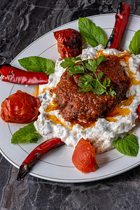 香菜牛肉土耳其食品HunkarBegendi以茄子种植和肉类制成盘子图片