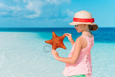 沙滩旁边的小女孩图片