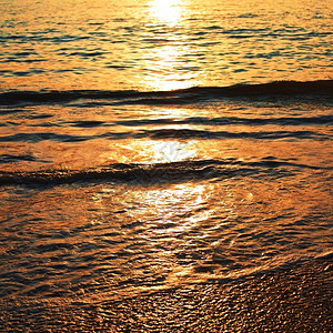 日落时沙滩海面的背景图片