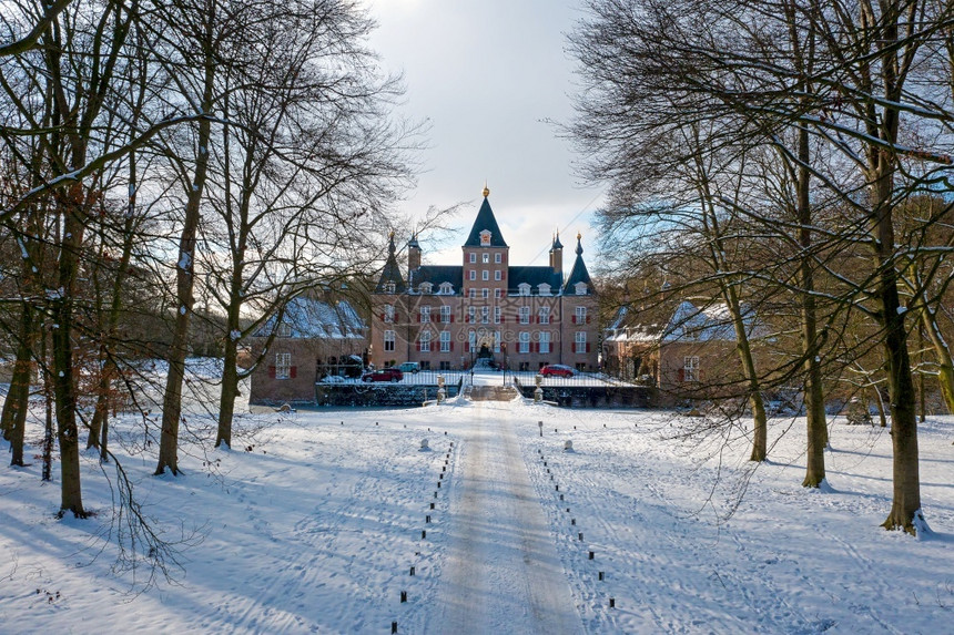 欧洲的春天公园荷兰中世纪的伦斯沃德城堡冬季图片